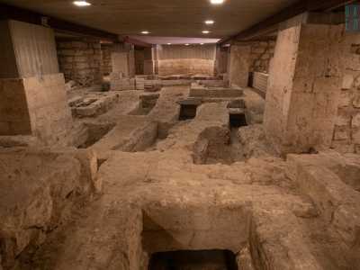 Ma c�� un altro elemento che non passa inosservato: quasi una ventina di tombe pavimentali...